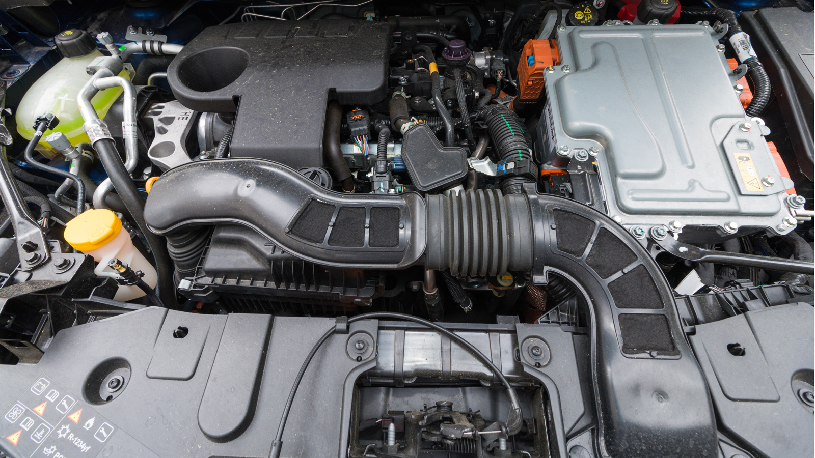 Το κινητήριο σύνολο μπορεί να χαρίσει 40 χιλιόμετρα ηλεκτρικής αυτονομίας στο μοντέλο, με τη μπαταρία να χρειάζεται λιγότερο από 5 ώρες φόρτιση σε οικ